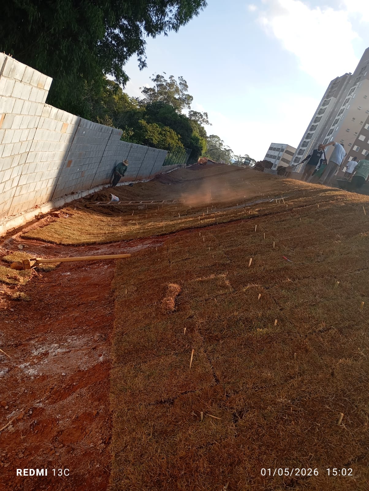 Terreno com solo preparado para paisagismo